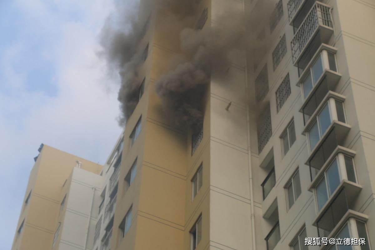 深圳高层住宅起火浓烟滚滚